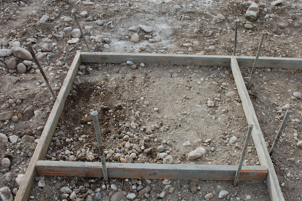 pouring-concrete-form