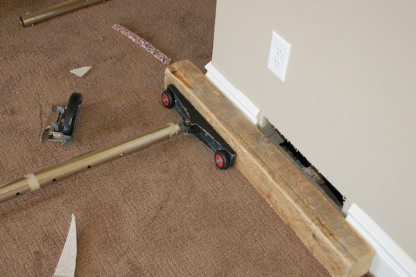 carpet stretcher protect base board