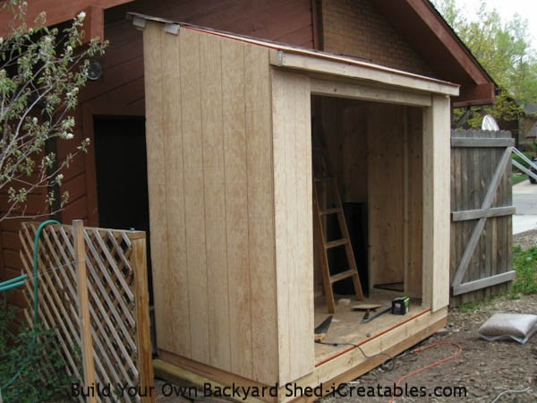 小屋のドアの周りにインストールされているサイディング